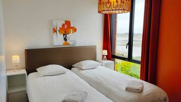 5 makuuhuonetta, työpöytä, silitysrauta/-lauta, vauvan matkasänky