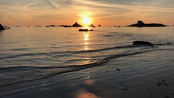 Rannalla, aurinkotuoleja