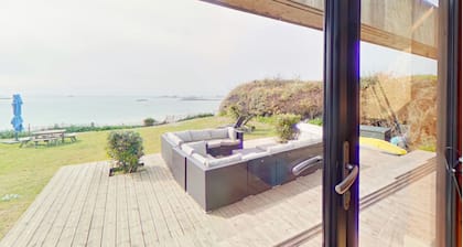Vue mer, accÚs direct plage de sable fin, piscine intérieure chauffée