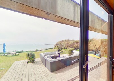4 star architect villa with Pool, direct access to the beach 