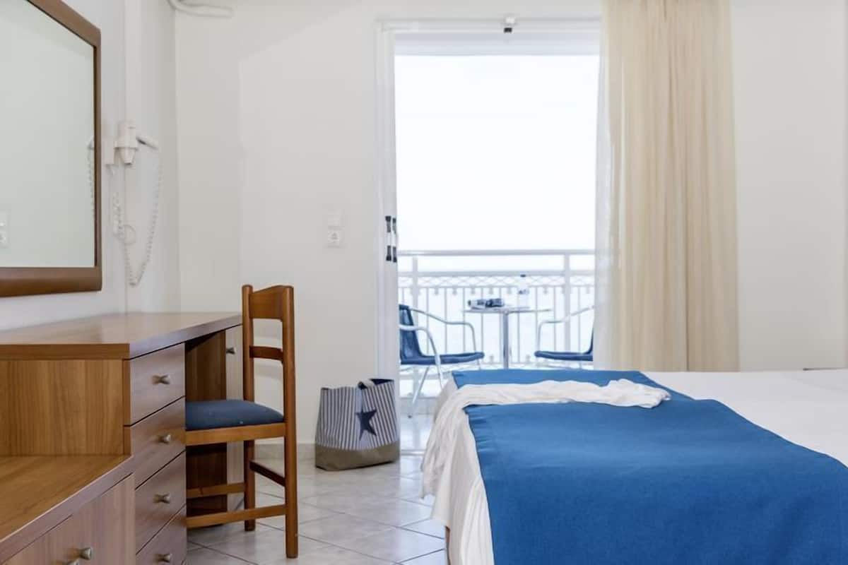 Een bureau, gratis wifi, beddengoed
