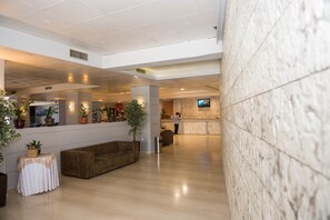 Couples treatment room(s), hot tub, steam room, body treatments