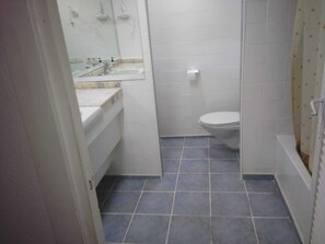 Douche, sèche-cheveux, serviettes fournies