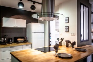 Kjøleskap, mikrobølgeovn, ovn og kokeplater