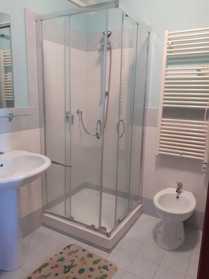 Habitación cuádruple | Baño | Regadera, regadera tipo lluvia, amenidades de baño gratuitas 