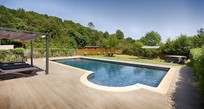 Mountain View | Stylish Apt | Luxury Bath | Forest