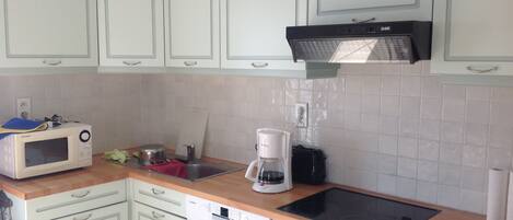 Mikroaaltouuni, liesi, astianpesukone, kahvin-/teenkeitin