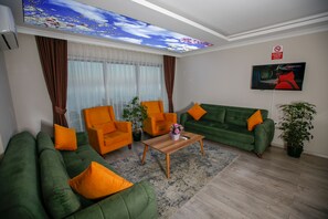 Apartamento família, 3 quartos | Área de estar