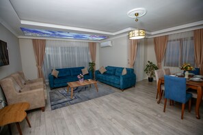 Apartamento família, 2 quartos | Área de estar