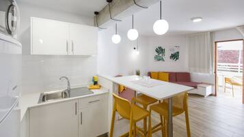 Een koelkast, een magnetron, een kookplaat, een broodrooster