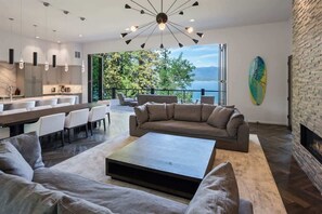 Smart TV, fireplace, offices - Private, Luxury Waterfront | Titans Landing (Sagle)