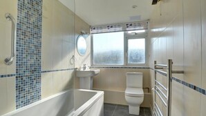 Combined shower/bathtub, hair dryer - Quaint Apartment in Cornwall With Swimming Pool (Newquay)