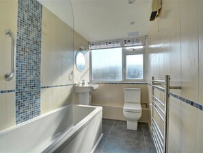 Combined shower/bathtub, hair dryer - Quaint Apartment in Cornwall With Swimming Pool (Newquay)