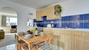 Dining - Quaint Apartment in Cornwall With Swimming Pool (Newquay)
