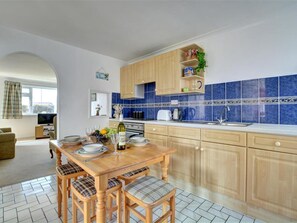 Dining - Quaint Apartment in Cornwall With Swimming Pool (Newquay)