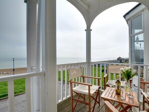 Exterior - Comfortable Seaside Holiday Home With Stunning Views (Hythe)