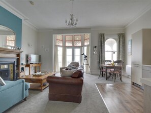 Living room - Comfortable Seaside Holiday Home With Stunning Views (Hythe)