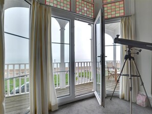 Unclassified image, 5 of 22, button - Comfortable Seaside Holiday Home With Stunning Views (Hythe)