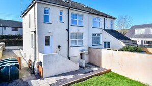 Exterior - Holiday Home With Large Garden in the Pleasant Village of Abersoch (Pwllheli)