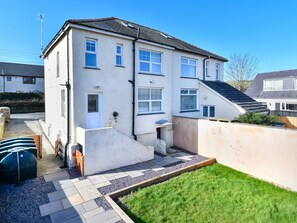 Exterior - Holiday Home With Large Garden in the Pleasant Village of Abersoch (Pwllheli)