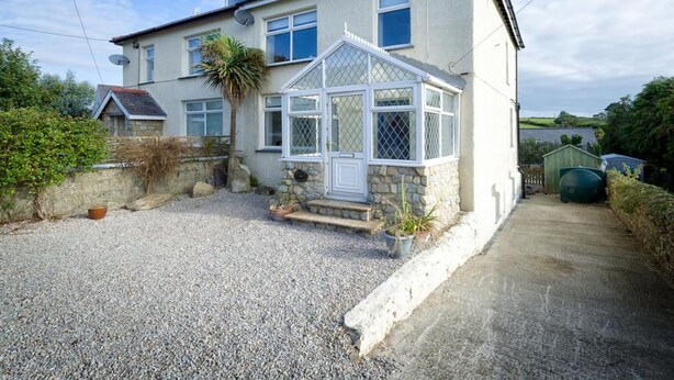 Exterior - Holiday Home With Large Garden in the Pleasant Village of Abersoch (Pwllheli)