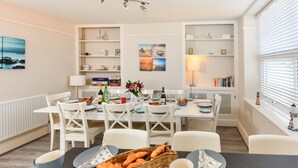 Dining - Holiday Home With Large Garden in the Pleasant Village of Abersoch (Pwllheli)