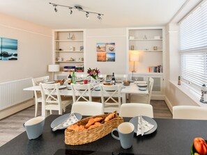 Dining - Holiday Home With Large Garden in the Pleasant Village of Abersoch (Pwllheli)