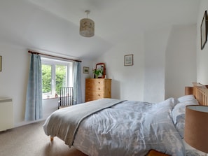 1 bedroom, bed sheets - Cozy Holiday Home in Hythe Kent With Garden (Hythe)