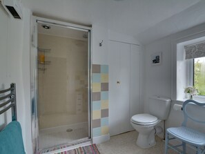 Shower, towels - Cozy Holiday Home in Hythe Kent With Garden (Hythe)