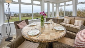 Dining - Cozy House with Authentic Details near Sea (Pwllheli)