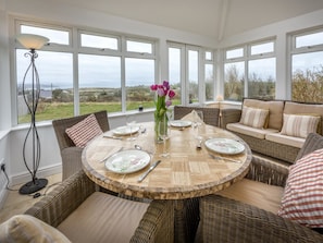 Dining - Cozy House with Authentic Details near Sea (Pwllheli)