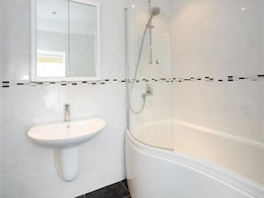 Combined shower/bathtub - Cozy House with Authentic Details near Sea (Pwllheli)