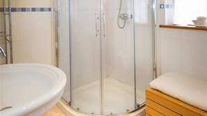 Bathroom - Traditional Farmhouse in Bwlchtocyn near Beach (Pwllheli)
