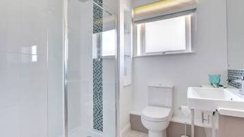 House | Bathroom | Combined shower/bathtub, towels