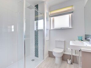 House | Bathroom | Combined shower/bathtub, towels - Modern Holiday Home Just Outside Brixham, Near Golf Course and sea (Brixham)