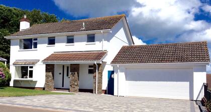 Modern Holiday Home Just Outside Brixham, Near Golf Course and sea