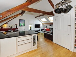 Fridge, microwave, oven, dishwasher - Modern Apartment in Llanbedrog Britain Near Beach (Pwllheli)