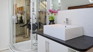 Bathroom - Modern Apartment in Llanbedrog Britain Near Beach (Pwllheli)