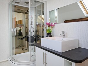 Bathtub - Modern Apartment in Llanbedrog Britain Near Beach (Pwllheli)