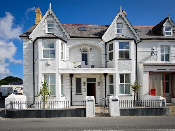 Exterior - Modern Apartment in Llanbedrog Britain Near Beach (Pwllheli)