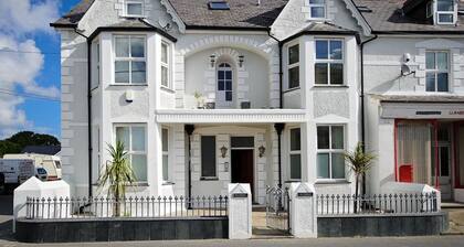 Modern Apartment in Llanbedrog Britain Near Beach