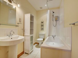 Apartment | Badezimmer | Duschwanne, Handtücher
