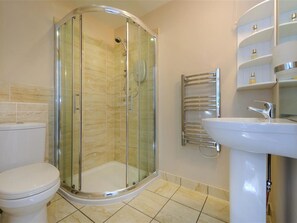 Combined shower/bathtub - Modern Holiday Home in Llanbedrog With Private Garden (Pwllheli)