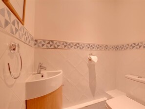 Shower, towels - Quaint Holiday Home in Boughton Lees With Garden (Ashford)