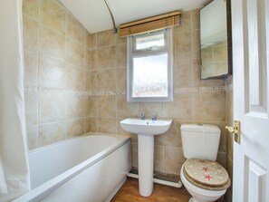 Combined shower/tub, hair dryer - Spacious Chalet in Saint Merryn With Garden (Padstow)