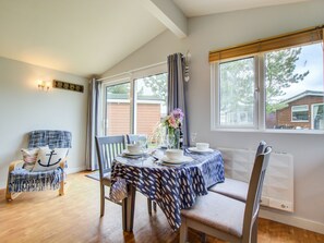 Dining - Spacious Chalet in Saint Merryn With Garden (Padstow)