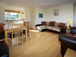 Dining - Beautiful Holiday Home in Abersoch Britain With Garden (Pwllheli)