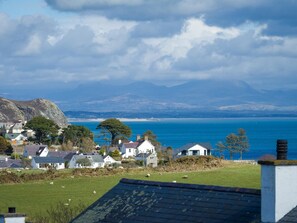 Exterior - Beautiful Holiday Home in Abersoch Britain With Garden (Pwllheli)