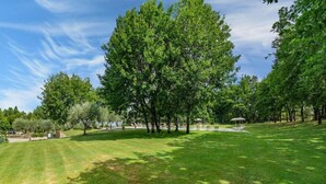 A well-maintained park with a grassy area, trees, and a clear sky. - Cottage in Chianti With Pool & Vineyard Views (Barberino Tavarnelle)