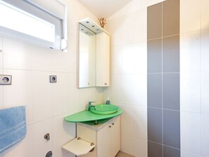 Bathroom - Modern Holiday Home in Mandre With Barbeque (Zmijavci)